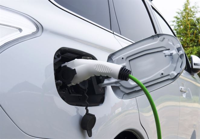 Podpora elektromobility pokračuje, ministerstvo už na elektromobily vyplatilo prvé dotácie 